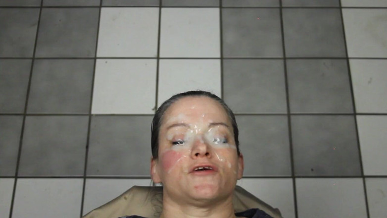 Dirty Dees: गंदी dees-puddles उसकी आंखों में