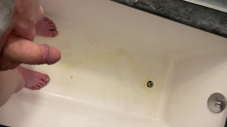 AmateurBoysPissing: Amatorskie sikanie, z zbliżeniem i dobrej jakości zwolnionym tempie obciążenia...