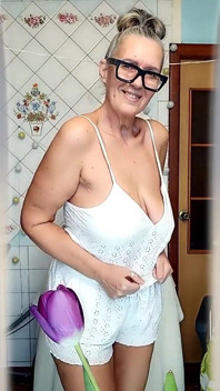 Gospodina sexy Lukerya se masturbează pe o mașină de spălat, matură sexy rusoaică solo, tachinează pula în pantaloni scurți albi