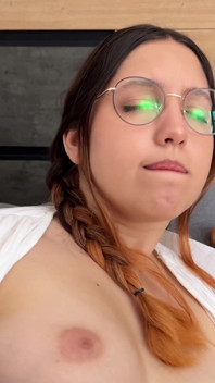 Geile studente Krista Shyann scheurt haar panty open tijdens het studeren om klaar te komen
