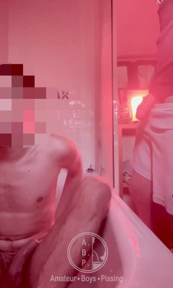 AmateurBoysPissing: Twink Fica Duro Quando Mijado Por Seu Amigo De Futebol