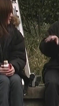 Olgun esmer orta yaşlı seksi kadın açık havada şanslı yabancıyla çılgınca flört ediyor