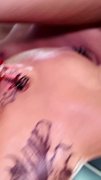 Drsné šukání obličeje s paní Red X
