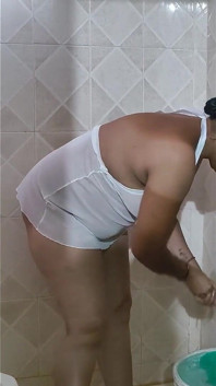 L'arrapante desi angel della fidanzata fa un bagno selvaggio