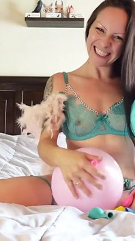 Ti ciuccio se lo accarezzo voglio stuzzicarti con i miei palloncini, voglio vederti accarezzare il cazzo ad ogni colpo di respiro