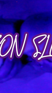 bhaagyashaali larki Kween Bunny B - Neon Lights men bare kaale land ki haardakor chudaee