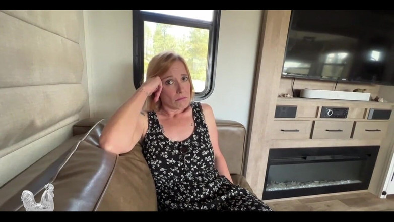 Jane Cane: 내 여친의 새엄마가 나를 유혹해'에서 이 발 장면을 즐기세요