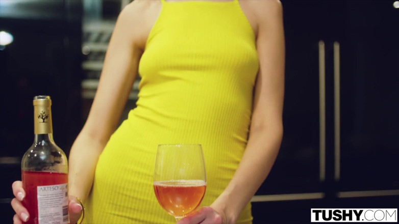 Tushy: Tushy Acest model este întotdeauna gata pentru sex anal fierbinte