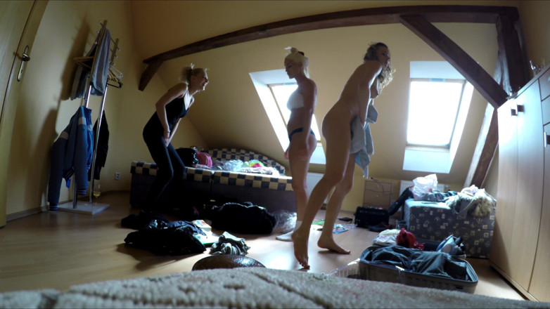 Leon Lambert Girls Twerk Parties CFNM: Camerino di prova con 4 ragazze completamente nude che chattano e...
