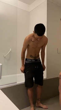 ฉันเห็นแม่เลี้ยงของฉันขณะที่เธออาบน้ําและเราก็เย็ดกัน