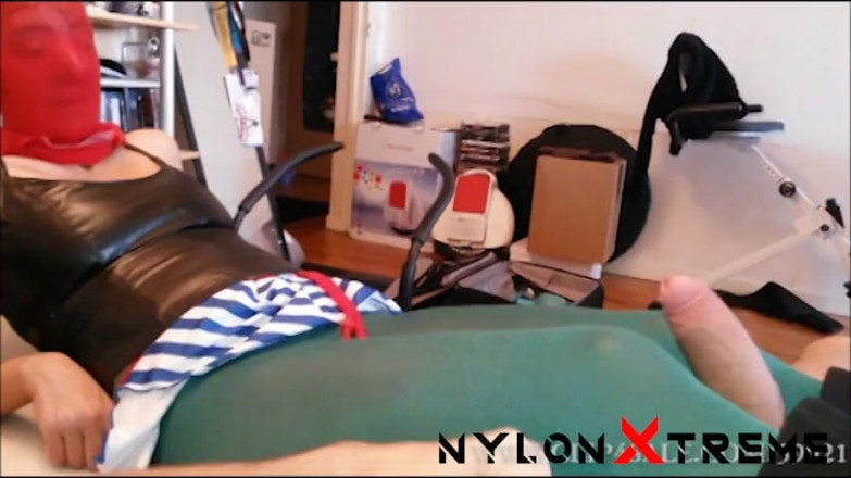 Nylon Xtreme: laal naaylon maask ke saath land chusaee
