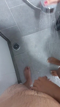 Sega Insaponata Nella Doccia Con Unghie Rosse Sensuali - Lavaggio Lento, Risciacquatura E Sborrata in Una Fessura Indice Pollic