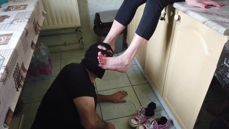Worshipped by Alex: Adorazione del piede in cucina per una milf