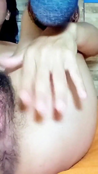 격렬한 오르가즘이 될 때까지 털이 무성한 보지를 즐기는 매우 흥분한 밀프