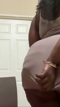Une BBW noire se fait adorer le cul