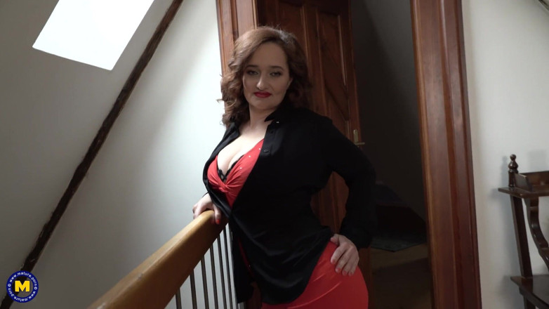 Mature NL: Classy busty MILF turns nympho at home
