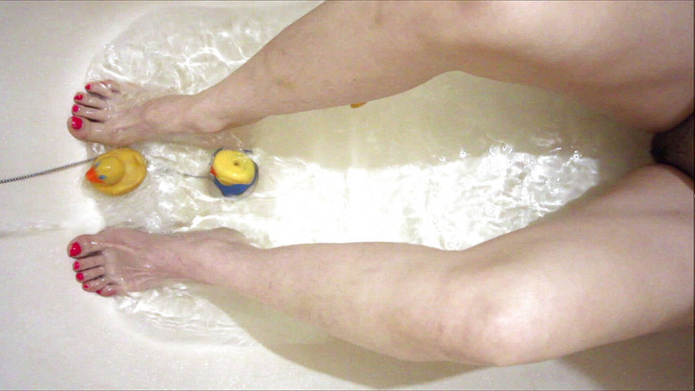 Hairypussyangel: Piernas sexy en el baño, consolador folla coño peludo, semen