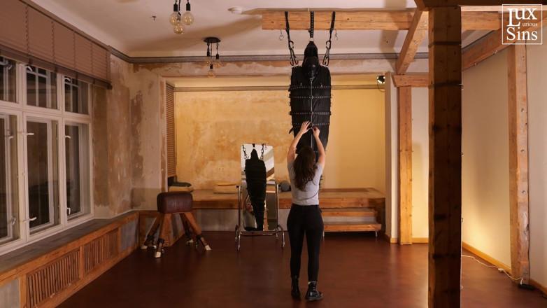 LUXurious Sins: Skórzane zawieszenie bondage z Elise Graves i Ciężkimi