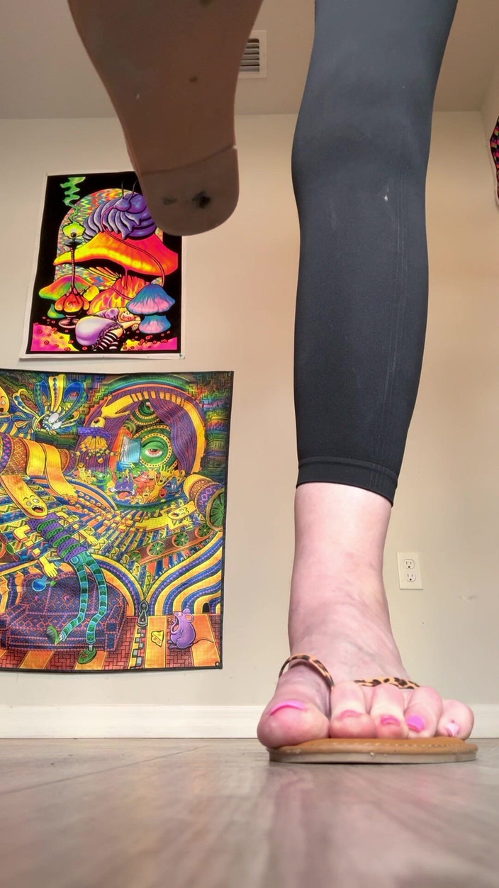 Peppermint Giantess: फ्लिप फ्लॉप्स में जोरदार हिलाना