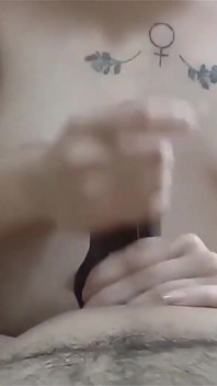贪婪的手淫者打算吮吸