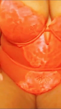 Grande rabo preto de calcinha batendo palmas e abrindo bochechas