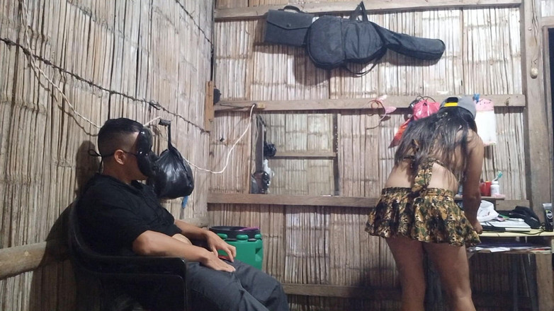 Martin13: Min styvsyster bär en vacker kort kjol och jag smeker...