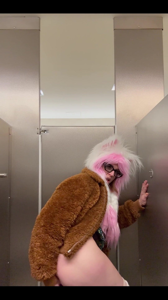 Suzy Wylde: В аеропорту готується до ще анального тренування