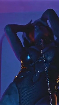Puta - Submissa Tatuada Asiática Escrava MILF Stripdance