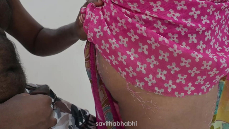 savithabhabhi: Branlette devant une femme de ménage