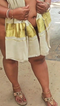 La ragazza desi vestita classica si spoglia indossando solo i gioielli