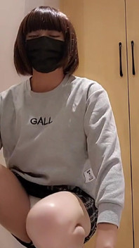 La trans Ting Xuan se masturbe dans la nature et fait pipi