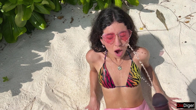 Dis Diger: Katty kencing banyak bangek di pantai dan aku mandiin wajahnya...