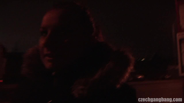 Czech Gang Bang: Český gang bang 9: dobrodružná žena se dychtivě připojí ke gangbangu a...