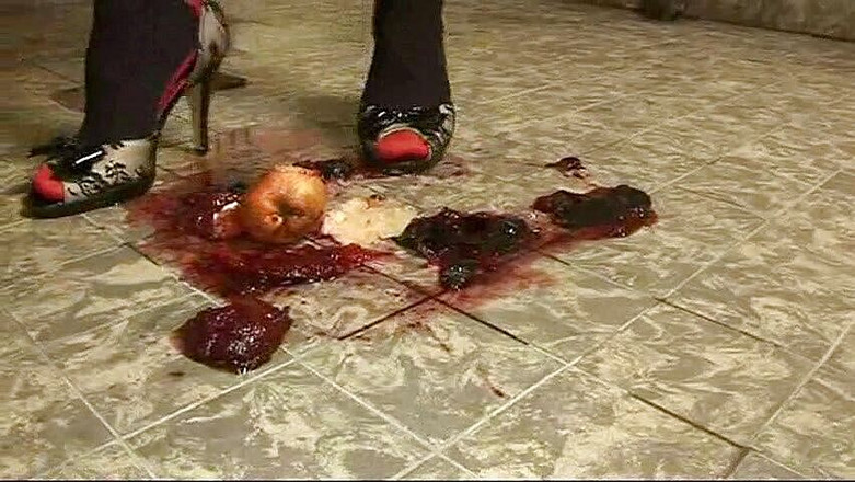 Doris Distel: Naughty chick crushes the fruit