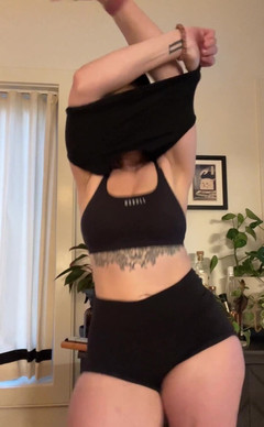 Siri Dahl: これは、サーモンと焼き芋の調理が終わるのを待っている間に私がしていることです