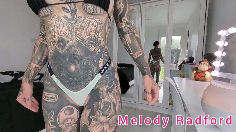 Melody Radford: Sexig söt g -sträng och micro bikini försöker dra melodi radford