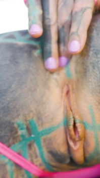 Cewek nakal hippie yang lagi sange ini di-anal habis-habisan sampai mengerang keenakan