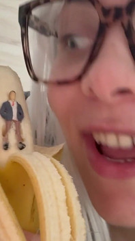 Une demi-sœur géante mange son demi-frère minuscule
