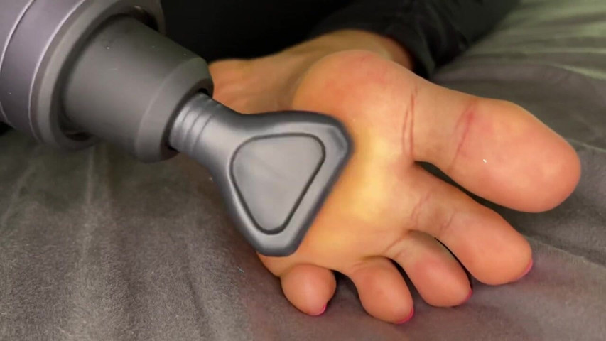 Ebony Girl Gives Her Feet a Massage with a Massage Gun (Pink Foxx) Ebony Girl Gives Her Feet a Massage with a Massage Gun (Pink Foxx)