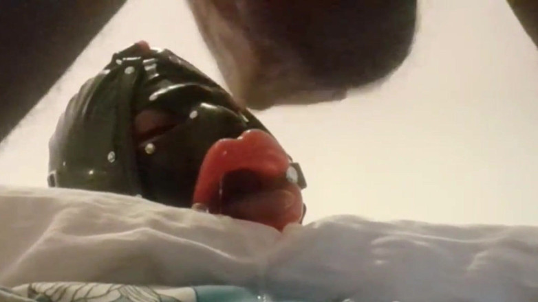 LauraOnHeels: MILF s ringovým roubíkem, falešné rty šukané v ústech a obličeji