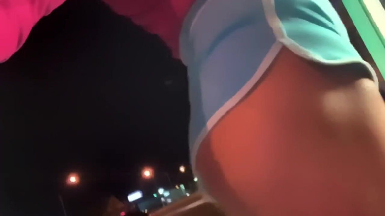 CindieLove: Sexy hete reetbroek buitenshuis lopend, staand verkeerslicht