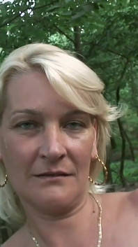 Ik neuk mezelf en spuit sperma over het hete harige poesje van deze super geile en sexy cougar met perfecte kleine tieten