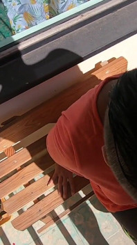 Kouření a polykání na sluníčku na balkóně