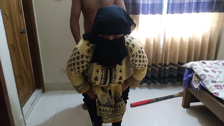 Aria Mia: My Desi Stepmom Sweeping Room Then I Fucked Her - Big...