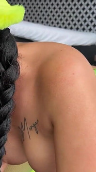 Milf mit dicken möpsen nimmt BBC und fickt maschine in den arsch!