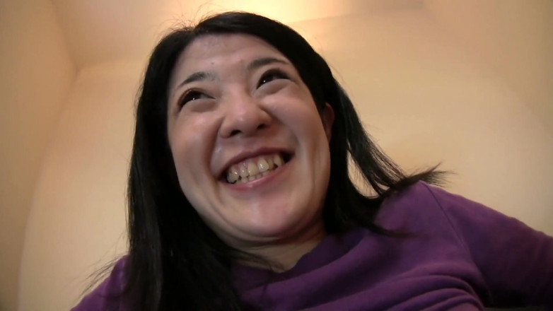 Asian Mature Climax: Hårig asiatisk milf särar på benen och leker med leksaker...