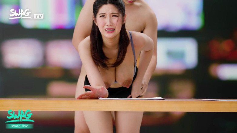 SWAG.live: 아시아 뉴스 앵커는 방송 중 따먹혀.