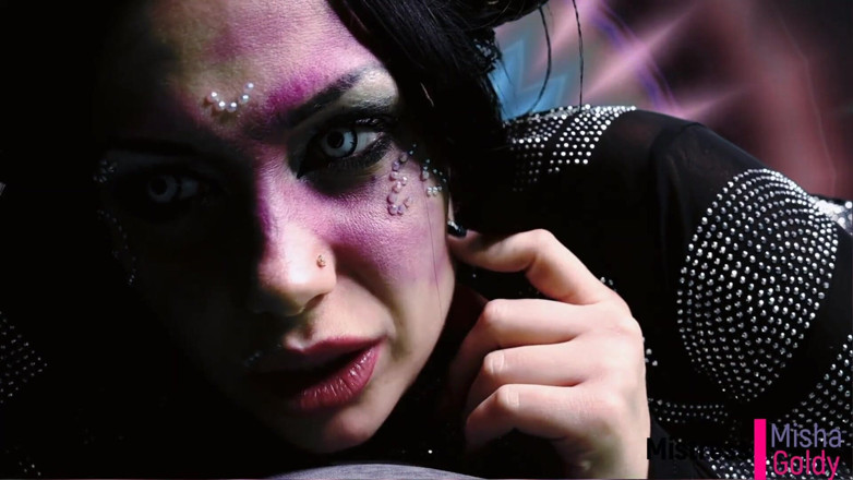 Goddess Misha Goldy: Завдання коричневого туалету від суккуба, ковтання душі та споживання гігантською дупою!