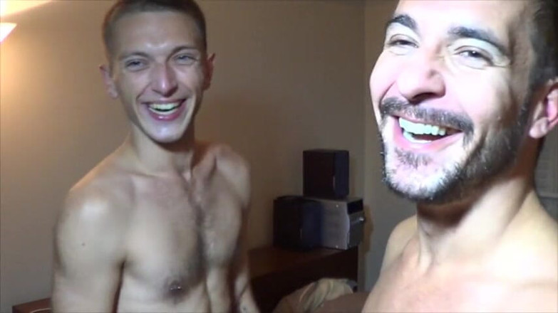 Gaybareback: Schwuler lutscht XX schwanz von hetero