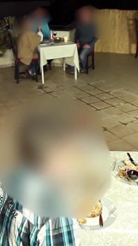 Halka açık sürtük her yerde tüm yarakları sikiyor